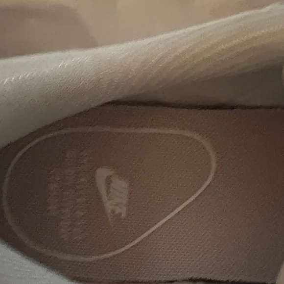 Nike Women's Tanjun White and pink  Shoes - Picture 5 of 8